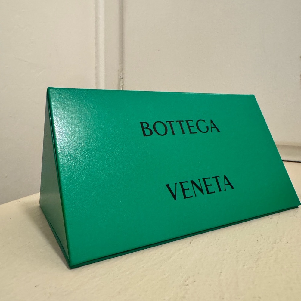Bottega Veneta Bold Green Sunglasses with Gold Details - Picture 5 of 8